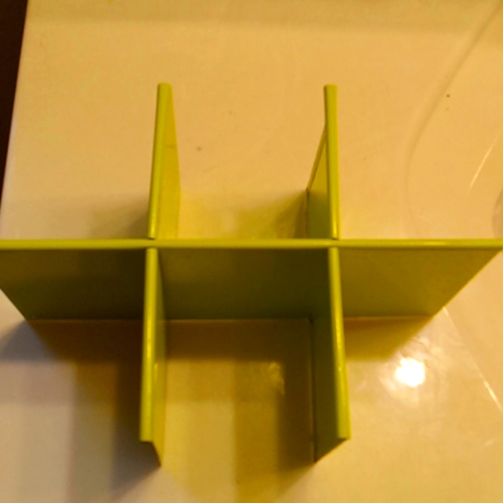 Divider/organizer..6spots..metal lime green.perfect condition but fast!
